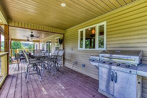 Rustic River Lodge by HoneyBearCabins