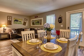 Rustic River Lodge by HoneyBearCabins