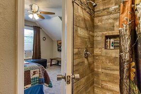 Rustic River Lodge by HoneyBearCabins