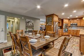 Rustic River Lodge by HoneyBearCabins