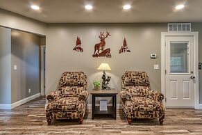 Rustic River Lodge by HoneyBearCabins