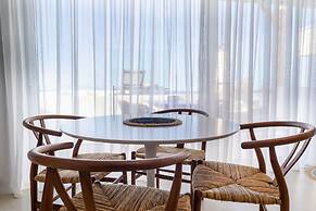 Wave Suite By the Sea