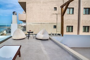 Wave Suite By the Sea