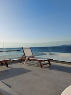 Wave Suite By the Sea