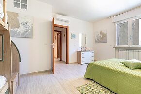 2123 Appartamento White and Red