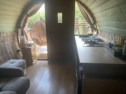 Winter Escape Luxury Hobbit House With hot tub