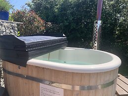 Cosy Escape Heated Luxury pod With hot tub
