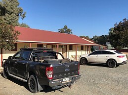 Outback Quarters Motel Hay and Restaurant