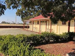 Outback Quarters Motel Hay and Restaurant