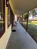Outback Quarters Motel Hay and Restaurant