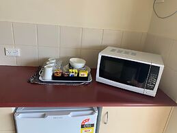 Outback Quarters Motel Hay and Restaurant