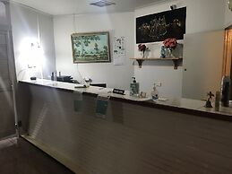 Outback Quarters Motel Hay and Restaurant