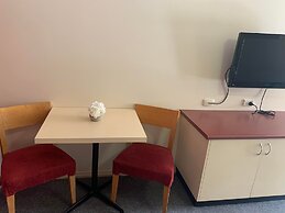 Outback Quarters Motel Hay and Restaurant