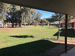 Outback Quarters Motel Hay and Restaurant