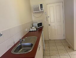 Outback Quarters Motel Hay and Restaurant