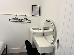 The Mews, With Free Private Parking, Windermere