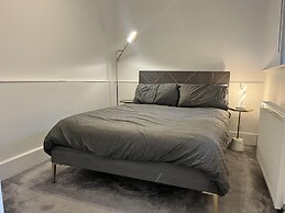 The Mews, With Free Private Parking, Windermere