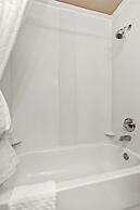 Portland Inn & Suites