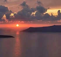 Anemos Fira Caldera View