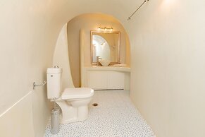 Anemos Fira Caldera View