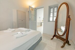 Anemos Fira Caldera View