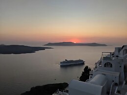 Anemos Fira Caldera View