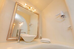 Anemos Fira Caldera View