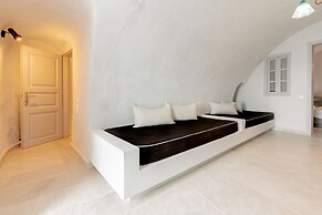 Anemos Fira Caldera View