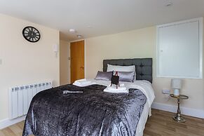 St Mary's Modern Central Huge Studio Apartments
