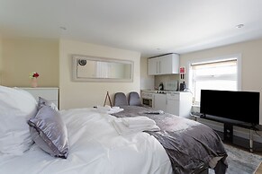 St Mary's Modern Central Huge Studio Apartments
