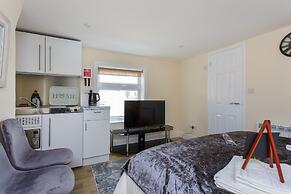 St Mary's Modern Central Huge Studio Apartments