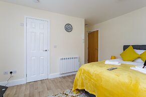 St Mary's Modern Central Huge Studio Apartments