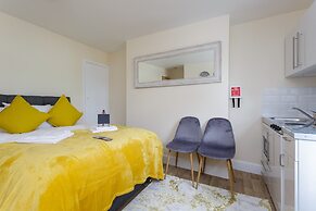 St Mary's Modern Central Huge Studio Apartments