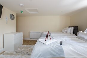 St Mary's Modern Central Huge Studio Apartments