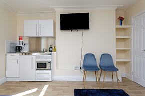 St Mary's Modern Central Huge Studio Apartments