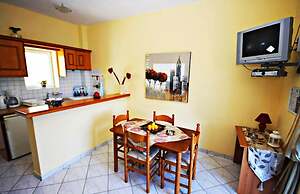 Cozy Apartment, few Mins From Beach, Corfú