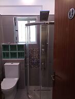 Agios Georgios - 2 Beds - Sleeps 5 - Free Parking