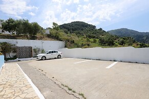 Agios Georgios - 2 Beds - Sleeps 5 - Free Parking