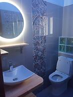 Agios Georgios - 2 Beds - Sleeps 5 - Free Parking