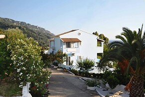 Agios Georgios - 2 Beds - Sleeps 5 - Free Parking