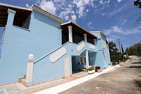 Agios Georgios - 2 Beds - Sleeps 5 - Free Parking