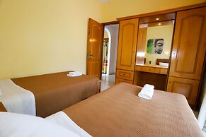 Agios Georgios - 2 Beds - Sleeps 5 - Free Parking