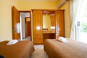 Agios Georgios - 2 Beds - Sleeps 5 - Free Parking