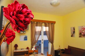 Agios Georgios - 2 Beds - Sleeps 5 - Free Parking