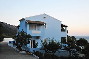 Agios Georgios - 2 Beds - Sleeps 5 - Free Parking