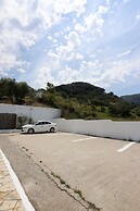 Agios Georgios - 2 Beds - Sleeps 5 - Free Parking