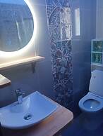 Agios Georgios - 2 Beds - Sleeps 5 - Free Parking