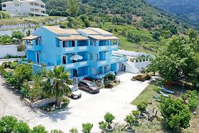 Agios Georgios - 2 Beds - Sleeps 5 - Free Parking