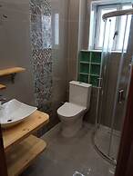 Agios Georgios - 2 Beds - Sleeps 5 - Free Parking