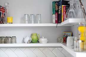 Luxurious Wandsworth Home Close to Putney Heath by Underthedoormat